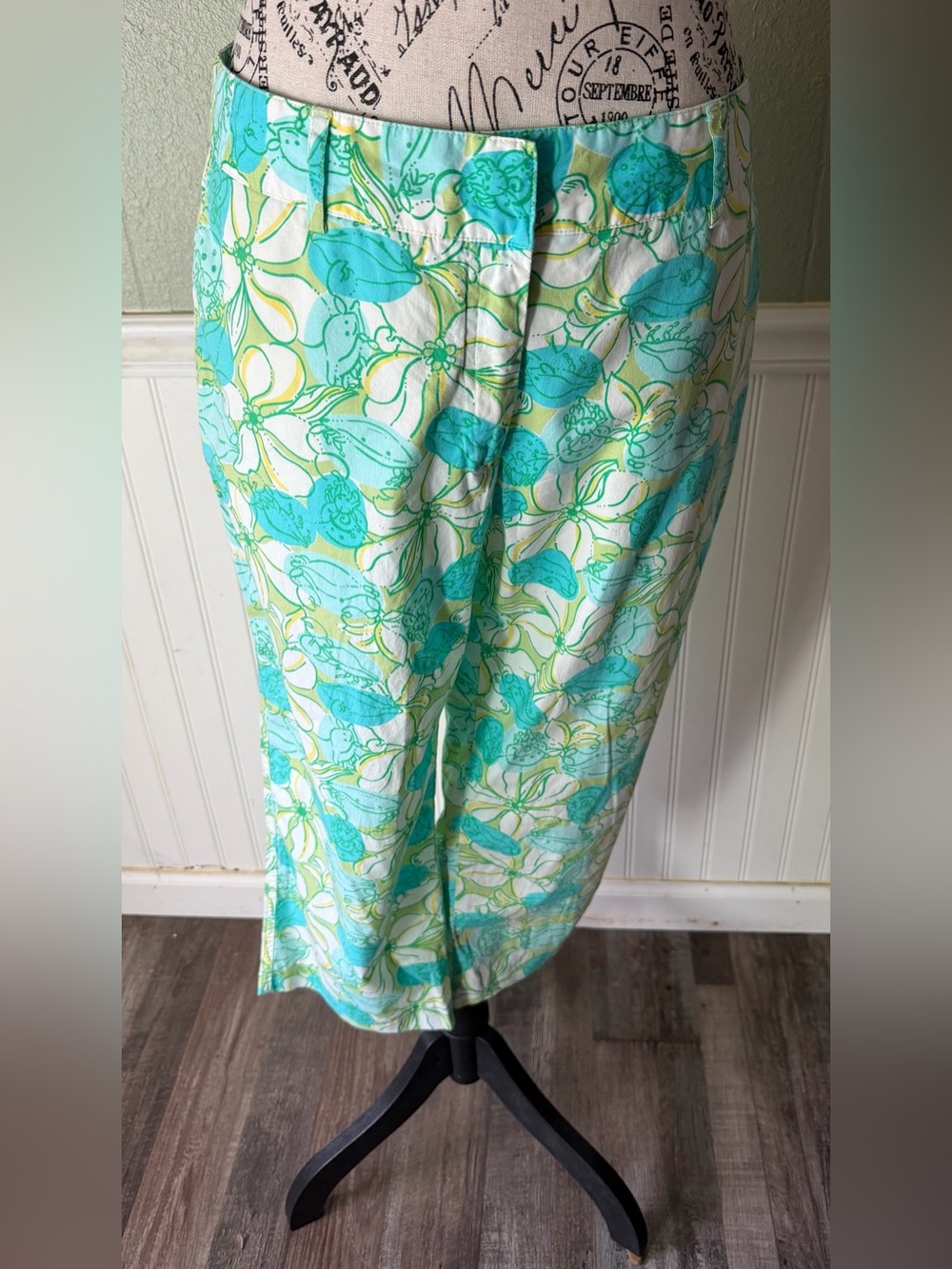Lilly Pulitzer Cropped Pants in Aqua & Green Tropical Print - Picture 3 of 7
